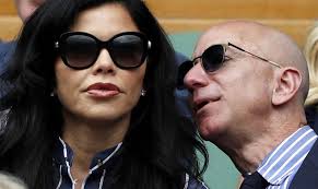 Ap jeff bezos mit seiner neuen freundin lauren sanchez. Amazon Chef Bezos Zeigt Sich Mit Neuer Freundin In Wimbledon Weitere Sportarten Sport Solothurner Zeitung