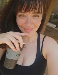 היא סבבה והכל… אבל מעדיפה אותי לבד בתמונה הנוכחית 😅 אפשרי?