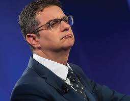 L-Oppożizzjoni terġa' tfarfar mir-responsabbilita'. Ryan Callus ħass  il-pressjoni interna fil-Partit Negattiv tiegħu, u dalgħodu sabiex jilgħab  il-logħba politika, kiteb l-ittra ta' riżenja mill-Bord tal-Gvernaturi fuq  l-Awtorità tal-Artijiet. Għaliex ...