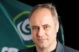 Eddy demarez is een allround sportjournalist die gespecialiseerd is in voetbal en hockey. Gup2i1mp Bxjwm