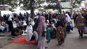 Ketika menjalani hidup taubat dan kita tidak bisa saling menunggu tetapi harus berdampingan Makam Syeikh Djamaluddin Dipadati Peziarah Banyak Yang Tak Pakai Masker Suara Banten