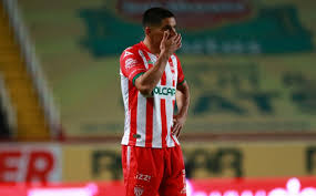 Uno de los momentos más emocionantes de la pretemporada es el estreno de los uniformes, ya que las camisetas son uno de los ingredientes que provee de identidad a los 18 equipos del balompié. Necaxa Podria Pagar Multa Por Descuido En Uniforme De Jairo Gonzalez
