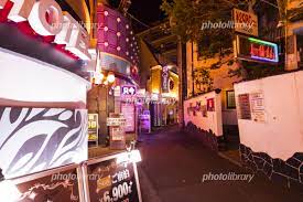 鶯谷 夜のホテル街 写真素材 [ 5847673 ] - フォトライブラリー photolibrary