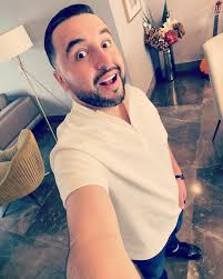 Mike Salazar Comediante added a...