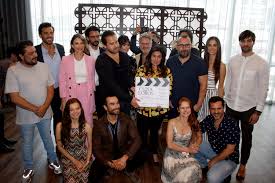 Lunes a viernes, 9:30 pm. La Productora De Cuna De Lobos Da Nuevos Detalles Del Remake Que Esta A Punto De Estrenarse Famosos Univision