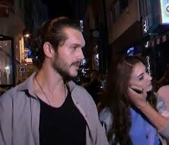 Ankara doğumlu olan alperen duymaz, lise yıllarında müzik ve modellikle ilgilendi. Burcu Ozberk Ve Alperen Duymaz Sevgililer Alperen Duymaz Kimdir