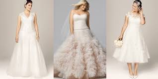 Eine junge frau in einem weißen hochzeitskleid hängt vor dem fenster eines hochhauses. Ja Ich Will Das Sind Die Perfekten Brautkleider Fur Frauen Mit Kurven Desired De