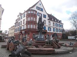 Saarbrücken is connected by the city's public transport network to the town of sarreguemines in france, and to the neighboring town of völklingen , where the old steel works were the first industrial monument to be declared a world heritage. Mainzer Tor In 67655 Kaiserslautern Innenstadt Rheinland Pfalz