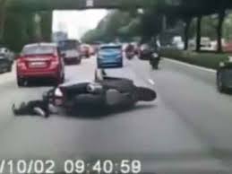 Bendera putih tiktok viral di malaysia video viral di malaysia viral di malaysia terbaru viral di malaysia terkini video viral hari ini. Viral Terkini Oktober 2019 Kes Kereta Langgar Lari Hit And Run Bukan Di Malaysia Nokomen Com