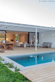 Le Prix D Une Piscine Enterree Budget Tarifs Et Couts Guide Piscine Fr Piscine Couloir De Nage Baie Vitree Galandage Margelle Piscine Grise