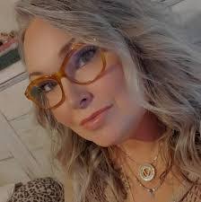 Donna Mendel's Instagram, Twitter & Facebook