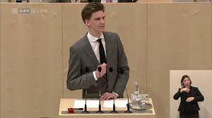 Er legte seine matura im jahr 2009 am bundesrealgymnasium in horn ab und leistete seinen präsenzdienst bei der garde des österreichischen bundesheers. 2018 03 21 160314 Nationalratssitzung Douglas Hoyos Trauttmansdorff Neos Youtube