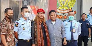 Pengacara ryan jombang, kasman sangaji, menanggapi foto yang dibeberkan ditjen pas soal habib bahar bin smith telah berdamai dengan . Bahar Bin Smith Kembali Jadi Tersangka Ini Kronologi Dugaan Kasusnya Halaman All Kompas Com