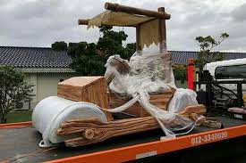 Nampaknya rumah flinstone milik sultan johor, dymm sultan ibrhim ibni almarhum sultan iskandar sudah pun siap sepenuhnya. Sultan Johor Malaysia Dapat Hadiah Replika Mobil Flintstone