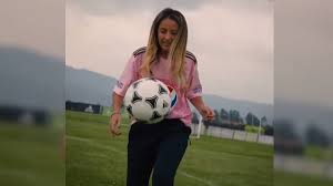 Listen to david milos jovanovic | soundcloud is an audio platform that lets you listen to 10 followers. Millos Presenta Camiseta Con Lina Arciniegas Y Juan David Perez As Colombia