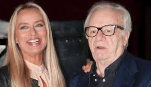 Gloria Guida e la sua lunga storia d'amore con Johnny Dorelli: “43 anni con  lui. Ci siamo sposati due volte e…”