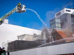 Brand tijdens werkzaamheden in woning, bouwvakkers nagekeken | Botsing bestelbus en tram op Coolsingel