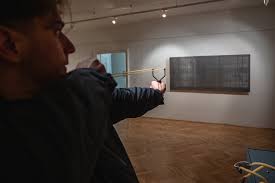 Boty zalité olovem i ping-pongová olověná pálka. Martin Zet vystavuje