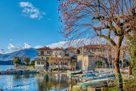 Lierna es una localidad y comune italiana de la provincia de lecco, región de lombardía, con 2.021 habitantes, su superficie es de sólo 11 kilómetros cuadrados y es conocida como la pequeña perla del lago de como.se considera uno de los pueblos más típicos del lago de como, 4 conocida como la tierra del vino. Lierna