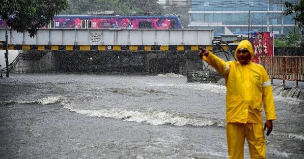 मुंबईत गेल्या काही दिवसांपासून सुरू असलेल्या मुसळधार पावसामुळे जनजीवन विस्कळीत झाले असून हवामान विभागाने नागरिकांना सतर्कतेचा इशारा ...