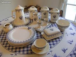 Lot D Ensemble De Vaisselle Comptoir De Famille Bleu 6 Assiettes 2 Coquetiers 3pots Gm 1 Beurrier 1 Pot A Lai Vaisselle Comptoir De Famille Dessous De Plat