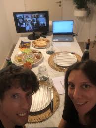 Fiestas en cuarentena por el coronavirus: las familias se "juntan" en forma  virtual para celebrar Pascua y Pesaj en Argentina
