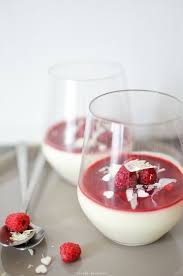 Panna Cotta Au Chocolat Blanc Rose Et Framboises Coulis Framboise Panna Cotta Au Chocolat Recette St Valentin