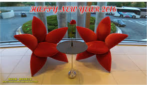 偌大的落地窗前眺望蔚藍的瀨戶內海碩大的紅色百合熱情喜氣地迎接貴客進入淡路夢舞台宛如愛麗絲漫遊仙境在安藤忠雄先生所設計的淡路威斯汀酒店裡二樓休息區紅色百合花造型的沙發無疑地都會讓來此的遊客眼睛為之一亮這沙發是由國際知名的日本當代設計師梅田正德先生於1990年