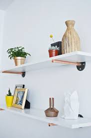 50 Idees Pour Integrer Le Tube De Cuivre Dans Votre Decor Archzine Fr Etageres En Tuyaux Etagere En Tuyau Decoration Cuivre