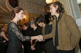 Damit schreibt harry styles (26) geschichte! Hochste Ehren Fur One Direction Herzogin Kate Trifft Harry Styles Panorama Stuttgarter Zeitung