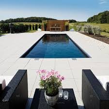 Wir Bieten Ihnen Den Passenden Rahmen Fur Ihr Schwimmbad Ob Als Gewolbte Ausfuhrung Mit Abgerundeter Kopfseite Ode Terrassenplatten Betonsteine Pool Umrandung