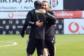 Geçtiğimiz sezon beşiktaş'ta forma giyen aboubakar'a, i̇ngiltere premier lig ekiplerinden west ham united ve everton talip oldu. Cenk Tosun Dan Vincent Aboubakar Paylasimi Asist Analiz
