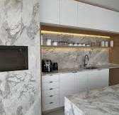 Uma cozinha moderna e aconchegante que prova que as pedras naturais  transformam qualquer ambiente em um verdadeiro espetáculo!, O destaque fica  por conta do Matarazzo escovado que reveste a bancada da ...