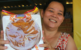 Gần 2 tháng mới đến rằm tháng 8, bánh Trung thu đã rục rịch được bày bán  khắp các nẻo đường