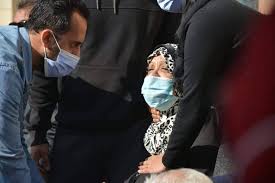 وانتهت منذ قليل، صلاة الجنازة على الجيار، الذي رحل عن عالمنا صباح اليوم الأحد، بعد صراع مع فيروس كورونا المستجد. Ø¨Ø§Ù„ÙÙŠØ¯ÙŠÙˆ Ø§Ù†Ù‡ÙŠØ§Ø± Ø²ÙˆØ¬Ø© Ù‡Ø§Ø¯ÙŠ Ø§Ù„Ø¬ÙŠØ§Ø± ÙÙŠ Ø¬Ù†Ø§Ø²ØªÙ‡ ÙˆØ­Ø¶ÙˆØ± ÙÙ†ÙŠ Ù…Ø­Ø¯ÙˆØ¯ Ø£Ø®Ø¨Ø§Ø± ØµØ­ÙŠÙØ© Ø§Ù„Ø±Ø¤ÙŠØ©