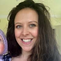 100+ profilů „Carly“