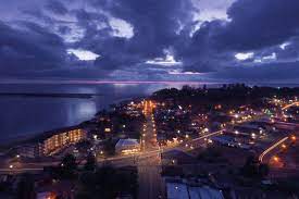 Use highway 101 north or south, approximately 90mi/144km (2 hours) southwest of portland. 15 Best Things To Do In Lincoln City Oregon