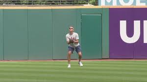 .an artist, learning how to make your own baseball cards used to be an experience that was either futile or left you admitting that making them was a job you can't sell them legally, of course, but you can have a lot of fun making your own cards by using text and old photos. Topps Truck To Visit Cleveland S Progressive Field On Saturday Wkyc Com