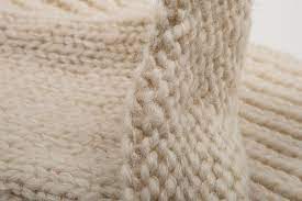 Een natuurlijk luxe product dat met respect voor mens, dier en milieu wordt verwerkt en geproduceerd. Knitwit Stable Dutch Wool Ona836 5 Materialdistrict
