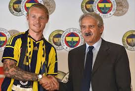 Simon kjaer artık fenerbahçe'nin başarısı için ter dökecek. Fenerbahce Kjaer Le Sozlesme Imzaladi