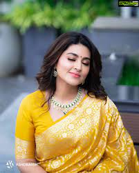 Sneha Instagram – Blouse – @geetuhautecouture Maharani collection –  @nacjewellers Saree – @she_fashionzoffl Photography – @ashokarsh Hair-  @vyshalisundaram_hairstylist sareelove❤️ banaras banarasisaree  neveroutofstyle bekind mylove | Gethu Cinema