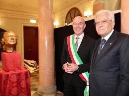 Carlo azeglio ciampi (italian pronunciation: Mattarella E Salvetti E Il Busto Di Carlo Azeglio Ciampi Fatto Dallo Scultore Vinciguerra Gonews It