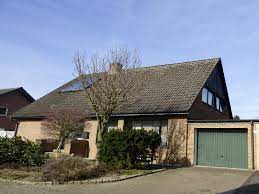 Haus kaufen in geldern, 275 m² grundstück, 250 m² wohnfläche, 6 zimmer das mehrfamilienhaus wurde 1900 gebaut und besteht aus insgesamt zwei wohneinheiten und einem ladenlokaldas aktuell als gaststätte genutzt wirdes liegt im zentrum des gelderner ortsteils kapellen an der fleuth direkt gegenüber der pfarrkirche. Haus Zum Verkauf 47608 Geldern Hartefeld Mapio Net