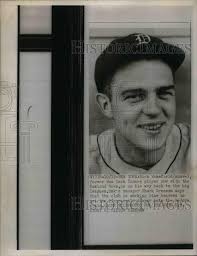 1950 Press Photo Dick Wakefield, Former New York Yankee, With Oakland Oaks 