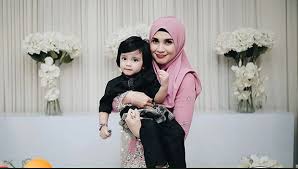 Gambar raya izreen azminda dan suami. Dia Melekat Sepanjang Masa Ibu Mana Tak Kesian Anak Mana Bekas Suami Saat Begini Sebak Tengok Keadaan Kritikal Anak Izreen Azminda Yang Begini Apalah Nasib Anak Kecil Comel Ni Isu Semasa