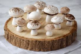 Champignons En Meringue Pour Decorer La Buche Fashioncooking Recette Champignons Farcis Meringue Desserts Fantaisie