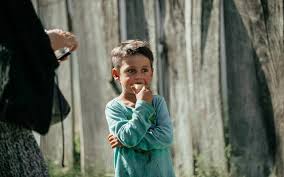 Copiii români săraci muncesc pe 22 de penny pe oră pentru a asambla jucăriile din ouăle kinder. Costul Intoarcerii In SiguranÈ›Äƒ La È™coalÄƒ Pentru Cei Mai SÄƒraci Copii Ai Lumii 379 De Dolari Elev EstimeazÄƒ OrganizaÈ›ia SalvaÈ›i Copiii