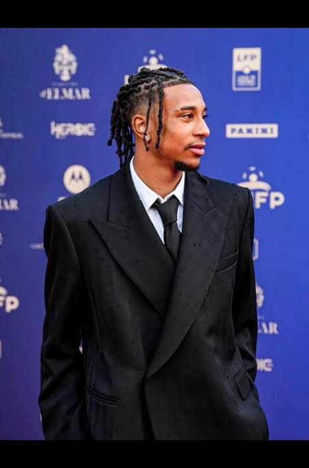 📷 Michael Olise with his parents at the UNFP award ceremony tonight, where  he was nominated for the "Best French Player Abroad" category.🏆  #olise#fcbayern#french