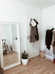 Eine schalldämmung in der wohnung lässt sich je nach erfordernis an wohnungswänden, decken oder. Weisses Wg Zimmer Mit Schickem Spiegel Zimmer Einrichten Jugendzimmer Zimmer Wg Zimmer