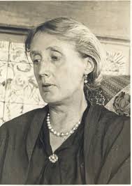 This is Frank. He has found that the secret to happiness is a couple  flowers, a lot of sunshine, and the occasional midday nap. 13/10 (follow  @mr_frankthegolden)